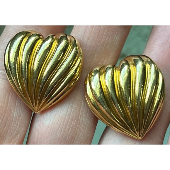 Vintage Heart Earrings Pinup Gift Classic 80s Gold Tone Avon 1" Heavy Valentines - Picture 11 of 12